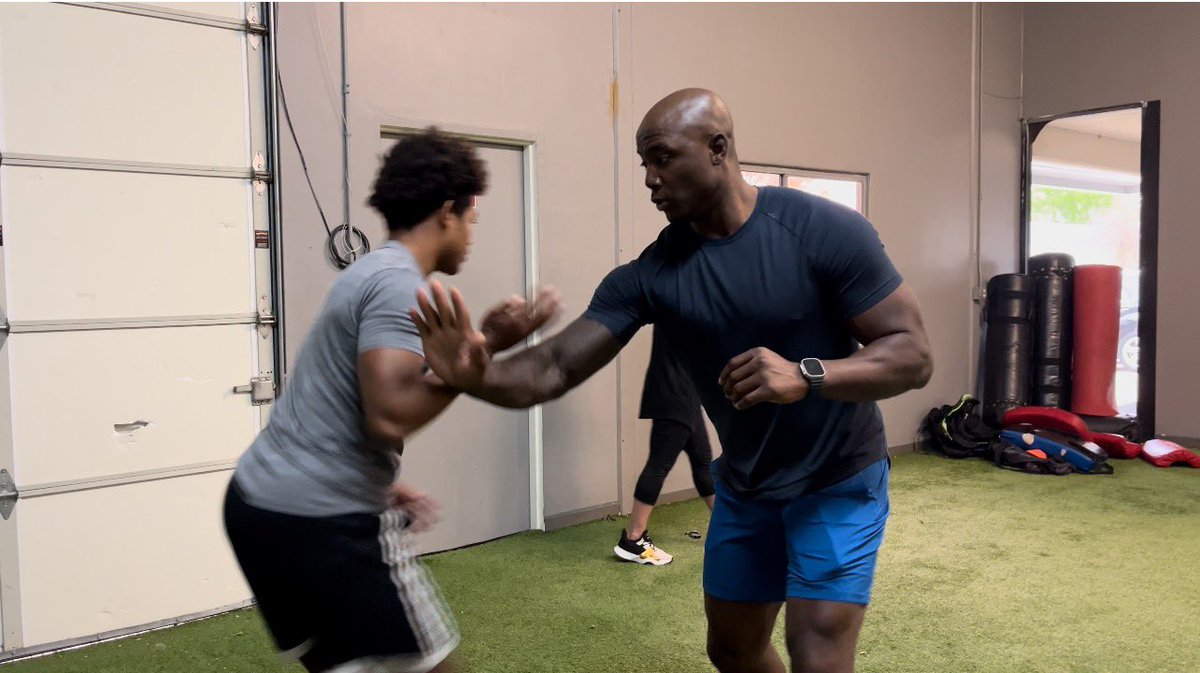 jaylenpile2026's tweet photo. Adding tools to the bag with HOF 🐐@DeMarcusWare #handcombat https://t.co/UUZR77H67H
