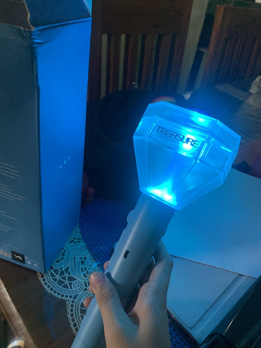whvisual's tweet photo. thankyou so much @blinkonicc my lightstick arrived safely, till next time po 💙 https://t.co/kGKsUuvPPx