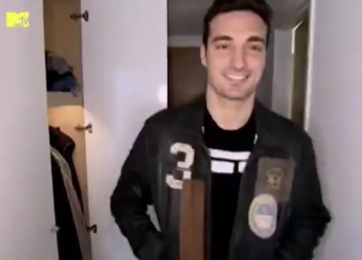 AleLiparoti's tweet photo. En el video que salió de Scaloni, se ve que tiene el número 3 y tres banderas. Era inevitable, era el indicado a ganar la tercera. https://t.co/lJmKTzzPS6