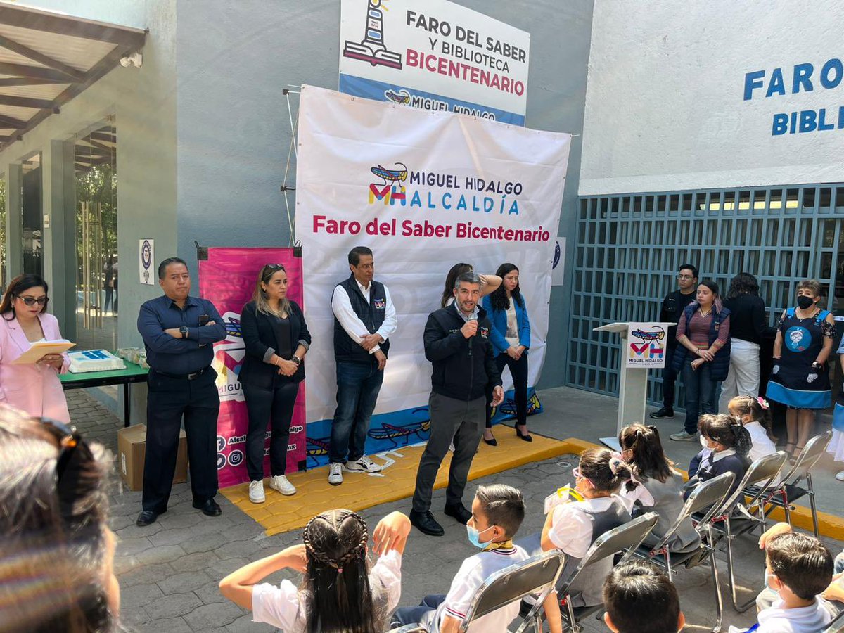 mikeerrasti's tweet photo. Felicito al Alcalde @mauriciotabe la reinauguración del #FaroBicentenario  en la @AlcaldiaMHmx, sin duda será de gran beneficio para sus usuarios. 

Mis mejores deseos y a petición de los vecin@s lo festejamos con pastel #HaciendoComunidad 
#VaXMH #ErrastiConcejal https://t.co/1K8505kAnf