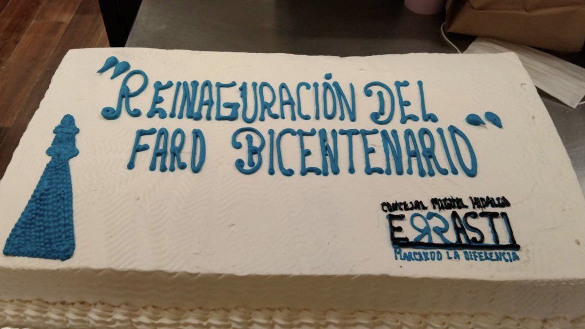 mikeerrasti's tweet photo. Felicito al Alcalde @mauriciotabe la reinauguración del #FaroBicentenario  en la @AlcaldiaMHmx, sin duda será de gran beneficio para sus usuarios. 

Mis mejores deseos y a petición de los vecin@s lo festejamos con pastel #HaciendoComunidad 
#VaXMH #ErrastiConcejal https://t.co/1K8505kAnf