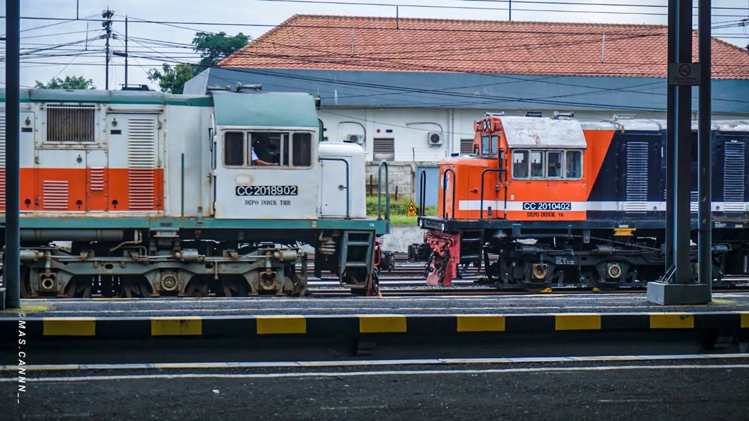 KAI121's tweet photo. Kita bagai dua kereta yang berjalan bersamaan. Meskipun selalu beriringan, takkan pernah bertemu pada jalur yang sama.

Selamat pagi, #SahabatKAI

#WonderfulIndonesia

📸 mas.cannn__ (IG) https://t.co/Mbn7sDg4wL