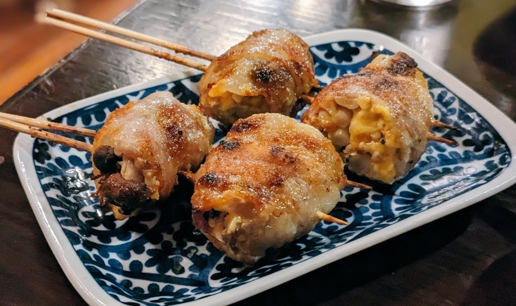 mattsuo's tweet photo. 西麻布の「山田五郎邸のごりょんさん」が変わらず良かった。

全12品の野菜巻串＆肉串コースは、前菜３品や明太子のアヒージョ、５種の串、さらに炊き餃子や〆のちゃんぽんまで付いてお腹いっぱいに。

しかも飲み放題まで付いて5000円って、ホントにいいのかな？初めての人はカウンターがオススメ。 https://t.co/DHCAtgip3j