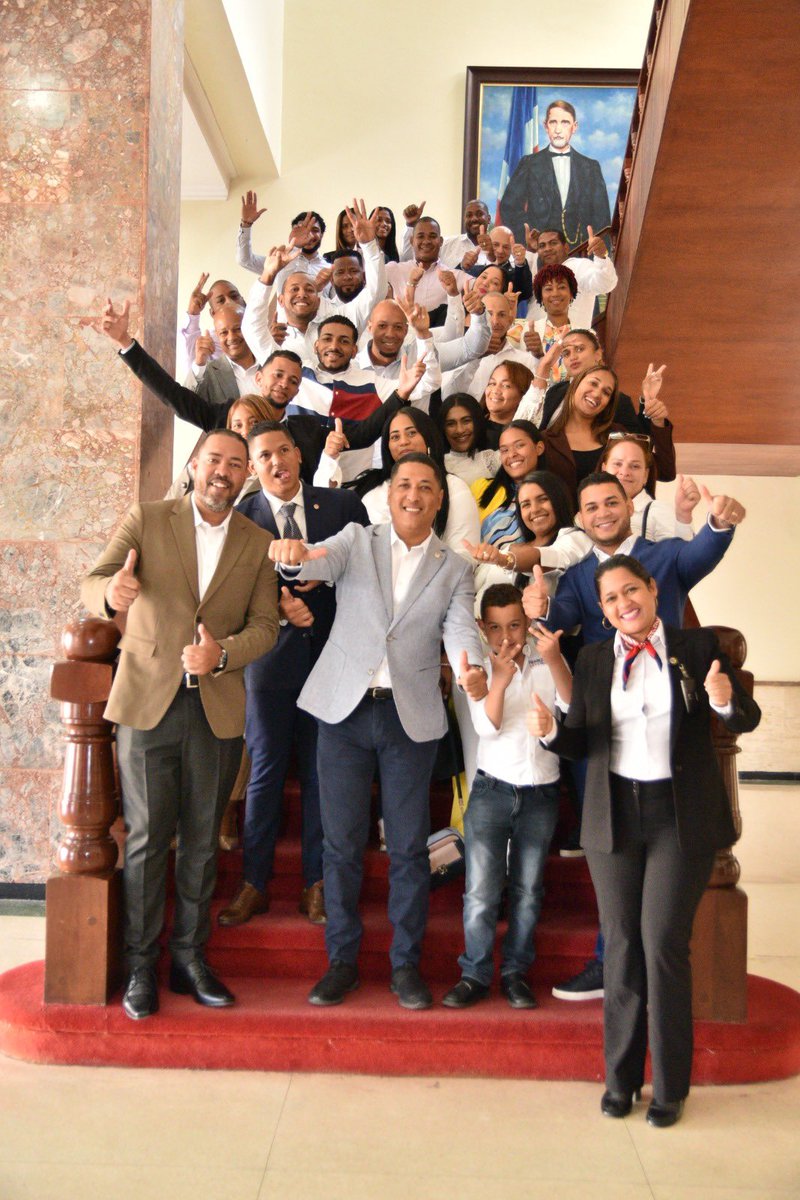 MANUELM77323504's tweet photo. Agradecer a @FcoVillegasRD por la invitación a @DiputadosRD, un trato fino e informaciones de gran provecho social y político, exhortarles a los jóvenes que se animen y conozcan estas hermosas instalaciones. #TeamVillegas @PRM_Oficial @Pachecoalfredoo @luisabinader https://t.co/mWhJw6WR8G