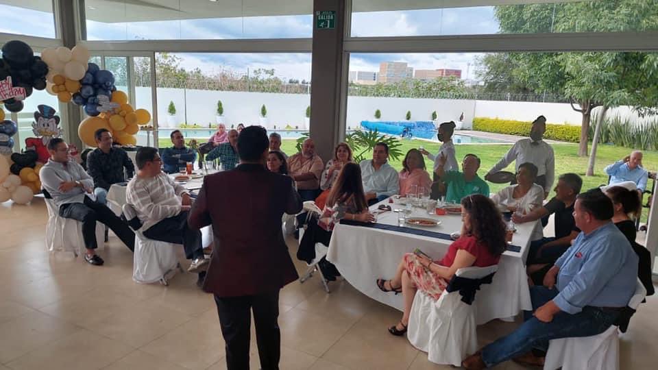 rafaramirezmx's tweet photo. Una de las más grandes satisfacciones de la vida es hacer lo que más nos apasiona, ver reír al público y llevarnos sus muestras de cariño y sus aplausos No tiene precio! 🙌
#Gracias 🙏🏽 #Cumpleaños 🎂🎉🎁#SonrieYSeFeliz 😄 #Humor #Comediante #RafaRamirez #ElPrincipeDeLaRisa 🎭🥳 https://t.co/xGWMbHlOMp