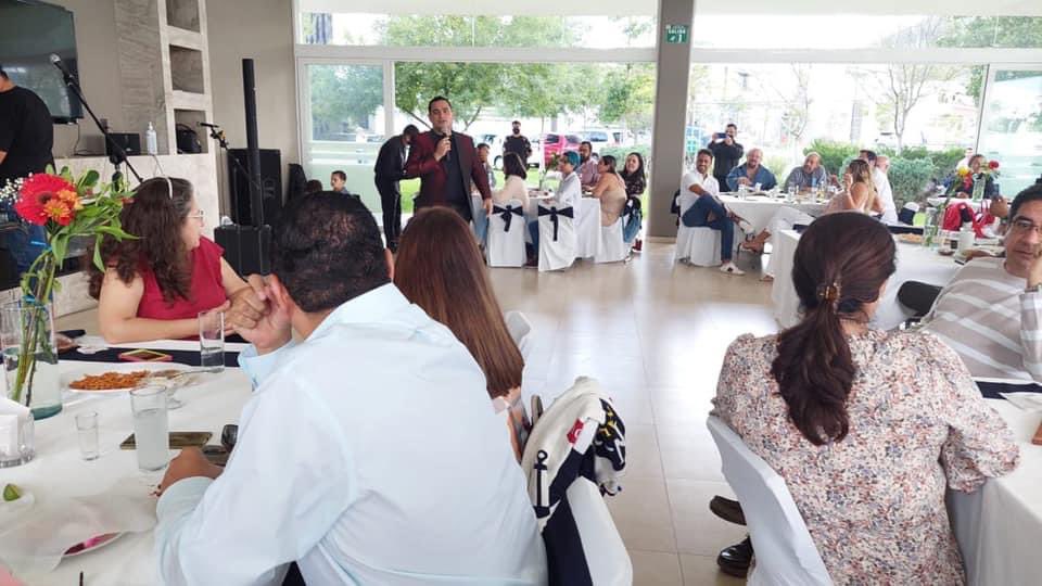rafaramirezmx's tweet photo. Una de las más grandes satisfacciones de la vida es hacer lo que más nos apasiona, ver reír al público y llevarnos sus muestras de cariño y sus aplausos No tiene precio! 🙌
#Gracias 🙏🏽 #Cumpleaños 🎂🎉🎁#SonrieYSeFeliz 😄 #Humor #Comediante #RafaRamirez #ElPrincipeDeLaRisa 🎭🥳 https://t.co/xGWMbHlOMp
