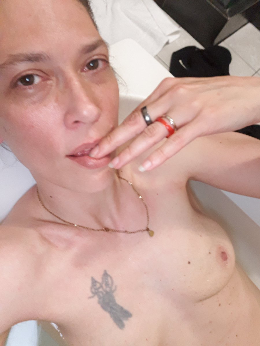 justno1special1's tweet photo. Current state lmao 😂🤣😳 looking at you with my one good eye 😇 #MommyisStoned #ImStoned #StonerMommy 🥰 christ, I'm sweating my ass off like I'm in a sauna 🤣 #HotBaths https://t.co/C1APCtafyT