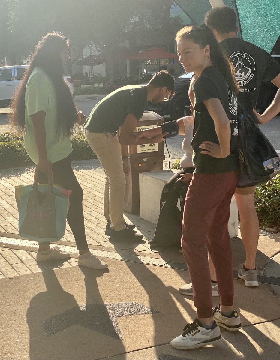 Thank you so much to this amazing group of volunteers for helping out tonight! @usf_tbsm #medtwitter #streetmedicine