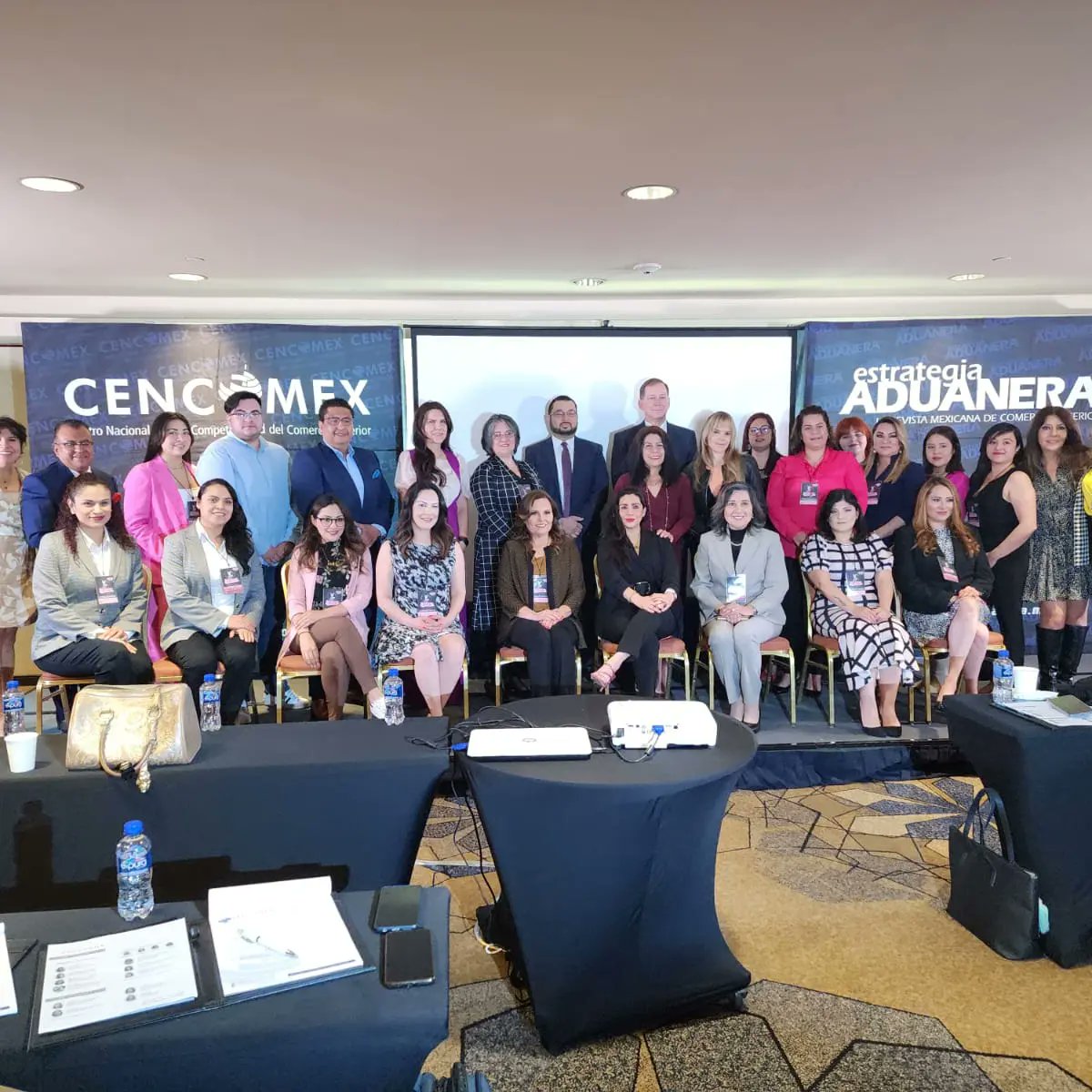 revistareddeneg's tweet photo. Y de esta manera cerramos nuestro evento 🙌 " El ABC DEL DERECHO INMOBILIARIO" 🏘️
Muchas gracias a todos nuestros participantes y congresistas 😀 
Nos vemos en el próximo evento de #LaRevistaRedDeNegocios 

#inmobiliarias #Derecho #negociosinmobiliarios #negocios https://t.co/wSELhA2bco
