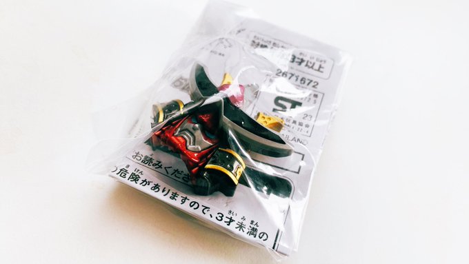 そういえばまだ未開封新発売の新戦隊ロボに被せるお面付けてくるのあまりに暴太郎すぎない…?? 