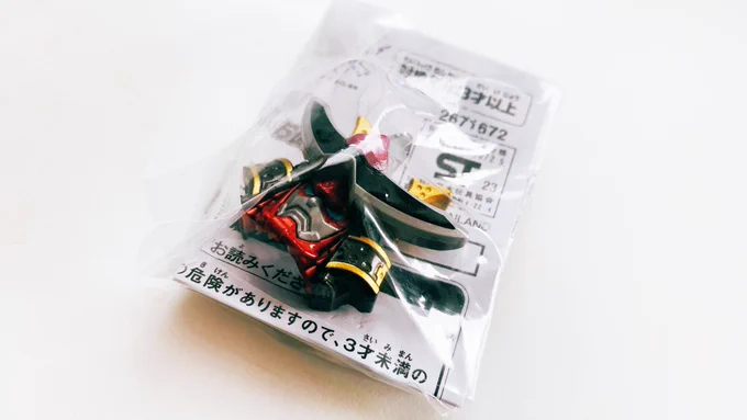 そういえばまだ未開封新発売の新戦隊ロボに被せるお面付けてくるのあまりに暴太郎すぎない…?? 