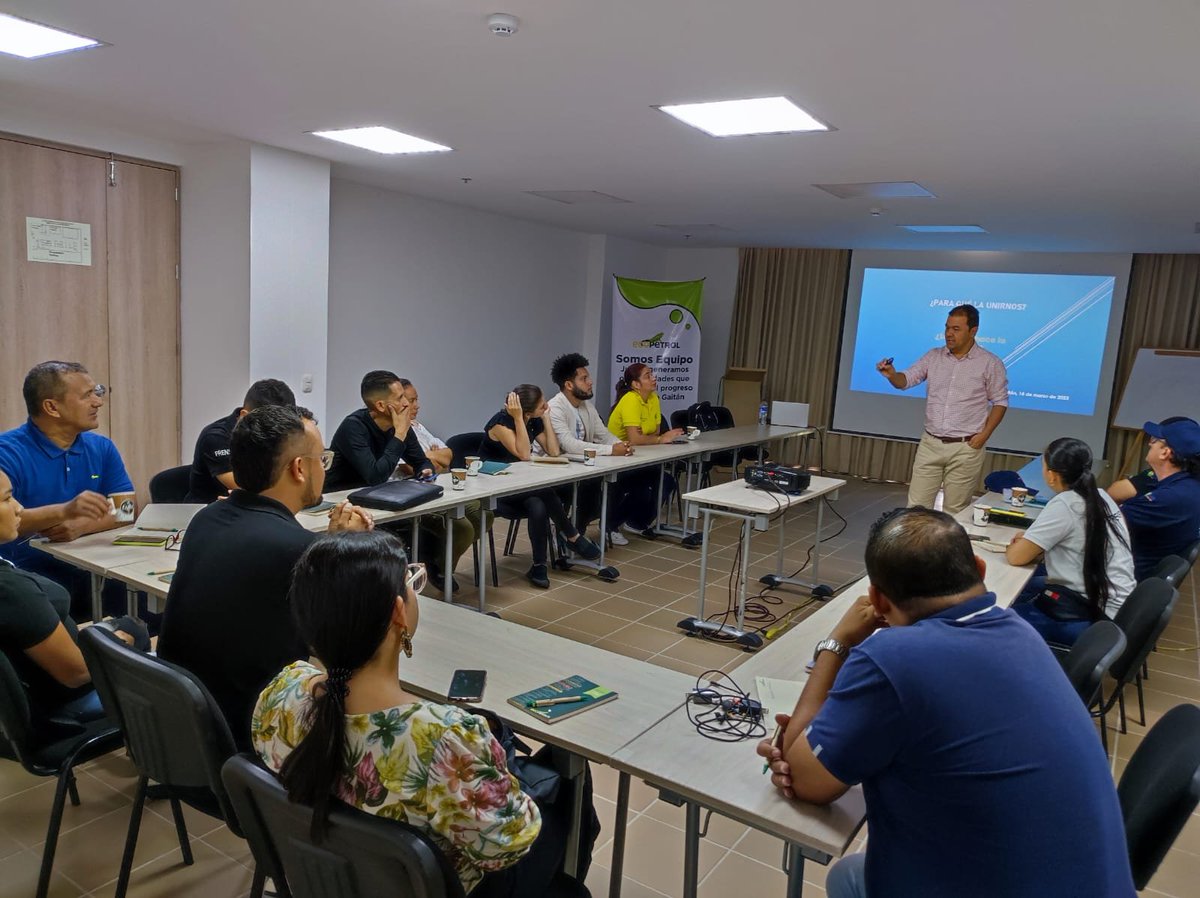 Melquisedec70's tweet photo. El periodismo de allá lejos de acá, donde muchos comenzamos, es el que sostiene este oficio.
Gran trabajo con los colegas de Puerto Gaitán, Meta, para la creación de su entidad gremial regional, con apoyo de @ECOPETROL_SA https://t.co/wgJsM9PyfY