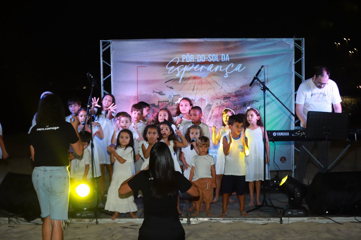 AdventistasARF's tweet image. Um pôr-do-sol repleto de louvor e participação das crianças que atraiu a atenção da comunidade, que receberam mais de 300 livros e preencheram um cadastro de interessados em estudar a Bíblia. É o #ImpactoEsperanca sendo intencional! #VemComigo #EuVou