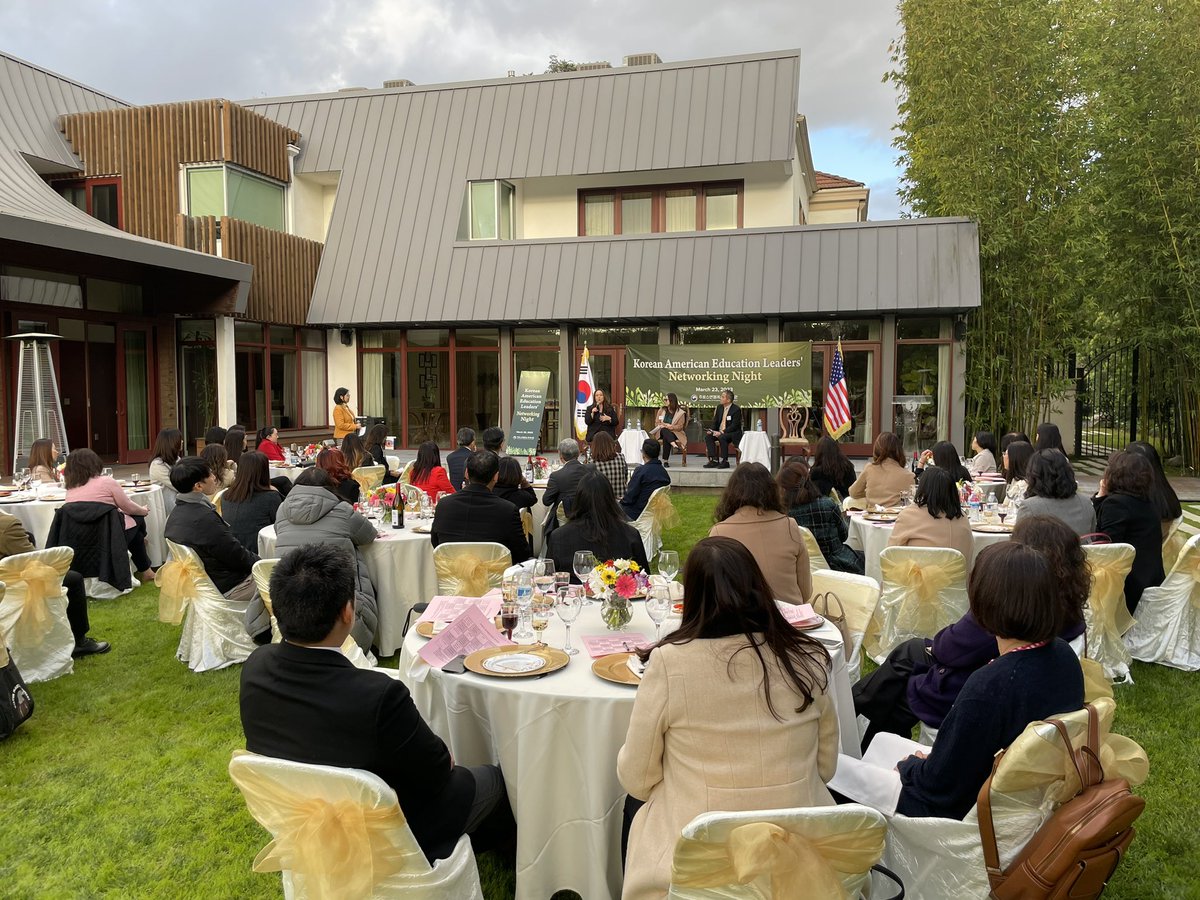 GLIPPUSD's tweet photo. 감사합니다 @mkimphelps Dr Kim Phelps for inspiring fellow Korean American Educators in leadership to be seen and be heard ! Representation matters 🙌 Thank you also to the Korean Consul General for supporting our Korean Language Program @PowayUnified https://t.co/LefuJ7ZQ3b