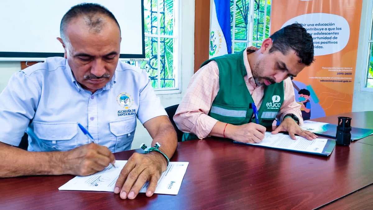 EducoSV's tweet photo. Junto a la Alcaldía de Santa Elena, en el marco del proyecto Viviendo mi derecho a la educación, hemos renovado nuestro compromiso a favor de la niñez y adolescencia mediante un convenio de cooperación que busca prevenir la deserción escolar y promover la reinserción escolar. https://t.co/b99BbAb7yT