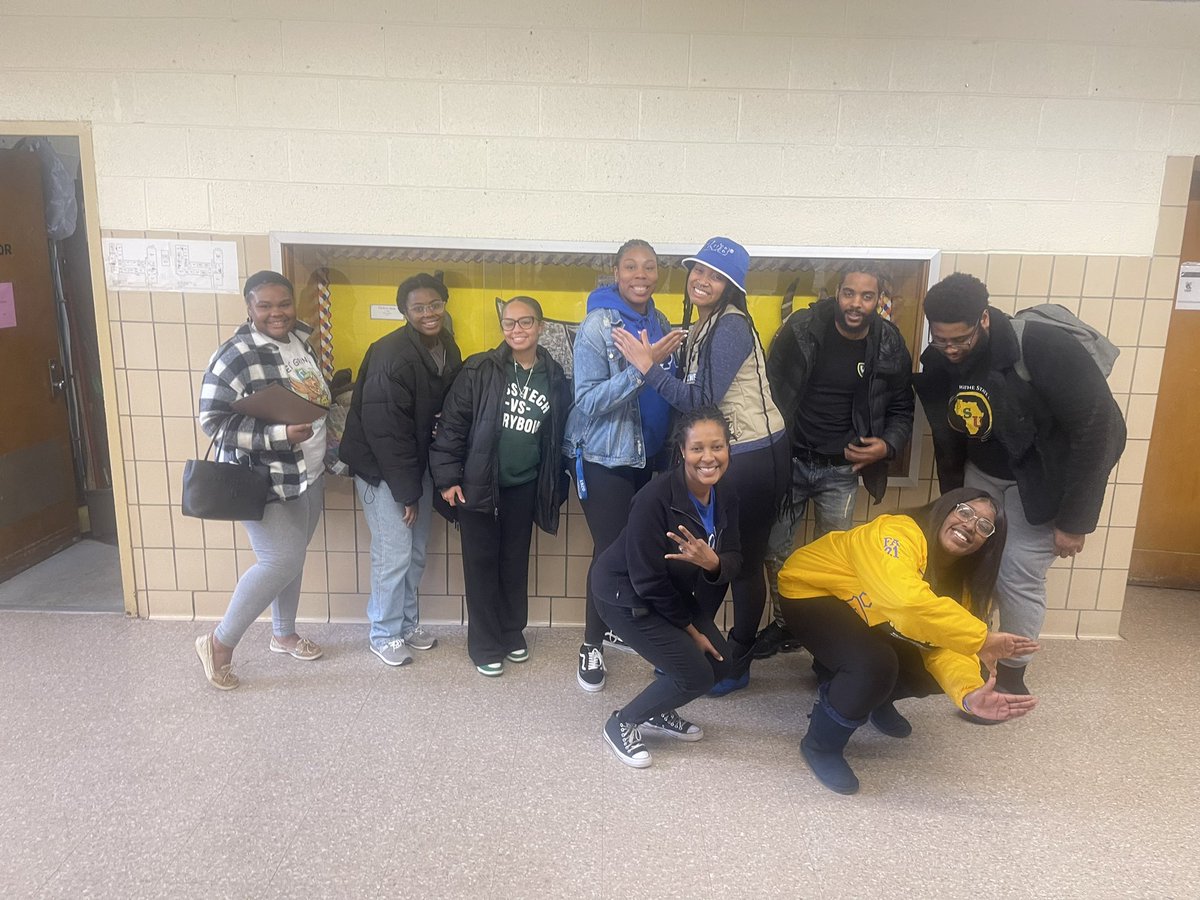 DpscdVernor's tweet photo. Students enjoyed a day of learning the importance of Black Greek lettered organizations and its impact on the communication as well as the importance of self affirmations.  @Detroitk12 @NPHCHQ @waynestate @sigmagammarho @ZetaGrandBoule https://t.co/fnjqEMKqJF