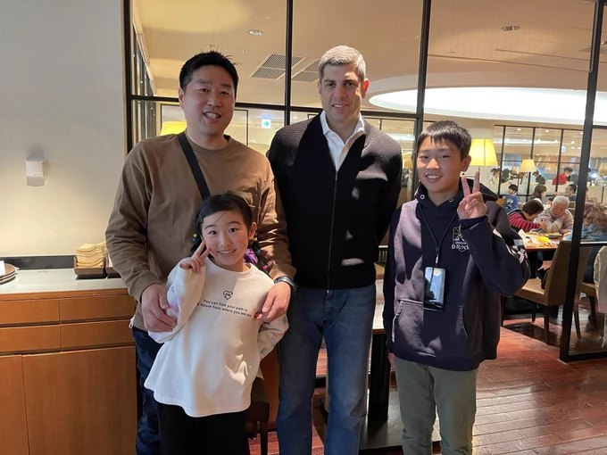 キッコーマン時代にお世話になっていた先輩に北海道のホテルで遭遇しました。先輩からの教えはかけがえのない財産となるものです。楽しい家族旅行になることを願って、ガウマルジョス 