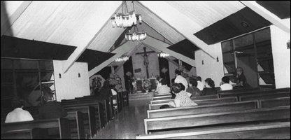 RomeroMons's tweet photo. Últimos minutos de Monseñor Romero

El 24 de marzo de 1980 está casi vacía la Capilla de la Divina Providencia. Para las 6:00 pm está anunciada la misa de aniversario en sufragio de doña Sarita de Pinto. Monseñor Romero llega puntual, revestido con la casulla morada de Cuaresma. https://t.co/ox3DexxPmB