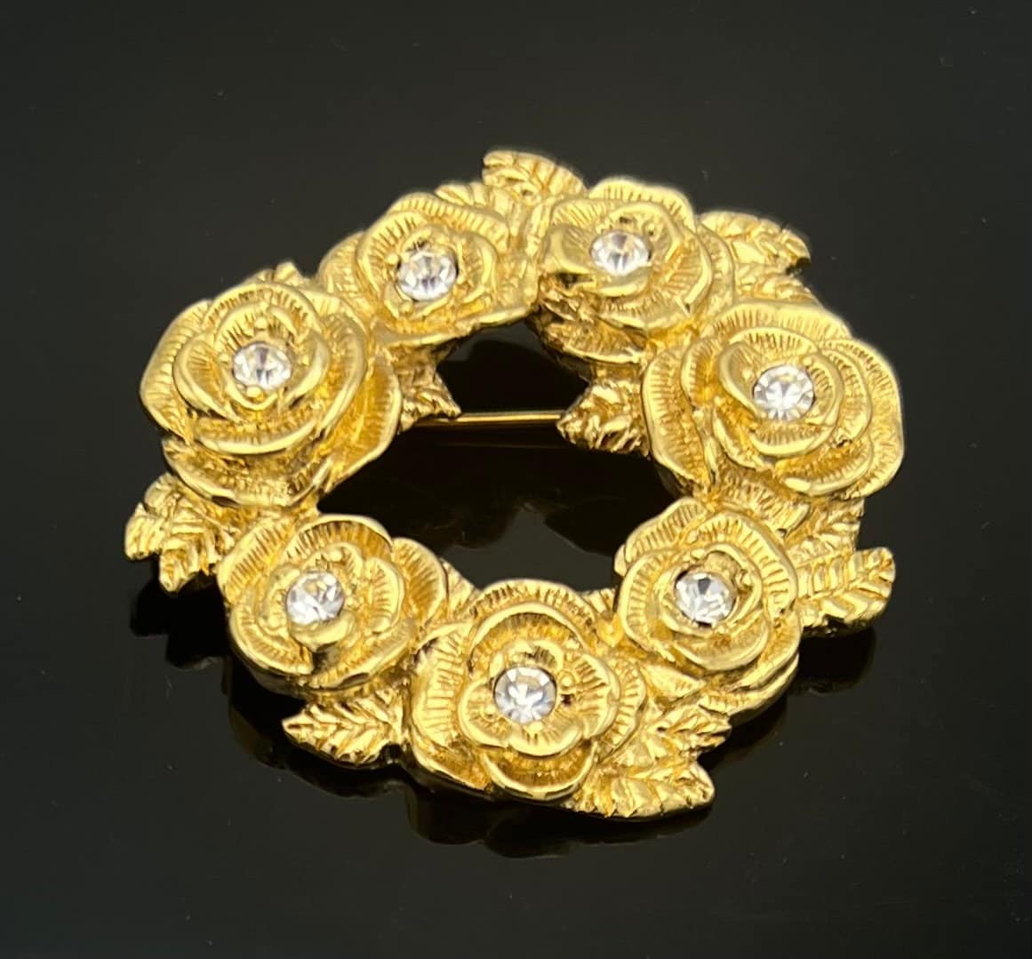 serendipitytrea's tweet photo. Monet wreath rhinestone clear rhinestone floral flower circle signed jewelry Pin #MonetBrooch #SignedMonet
$22.00
➤ https://t.co/5oQBILhEew https://t.co/QBH30Ue7RJ
