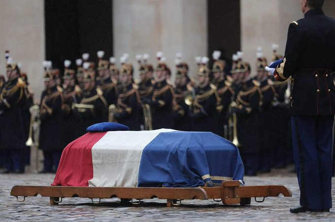 MemanuelMacron's tweet photo. Je suis perplexe devant cette boîte fermée et les politiques alignés en silence. Que signifie cette décoration patriotique ? Et pourquoi le coussin est-il à l'extérieur de la boîte et non à l'intérieur ? Y a-t-il une signification cachée ? #patriotisme #politique #énigme https://t.co/LUeZTZ9wAY