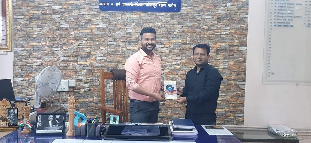 siomsz's tweet photo. समाज कल्याण विभाग, कोल्हापूर मध्ये आज अश्फाक पठाण (PR Secretary SIO South Maharashtra) यांनी सहाय्यक आयुक्त मा. विशाल लोंढे  यांची भेट  घेऊन SIO च्या कामा बद्दल माहिती सांगितली आणि " मानवतेचा संदेश" हे पुस्तक भेट देण्यात आले.

#PRMeet
#Kolhapur 
#SIOMSZ https://t.co/58vZCF9wJH