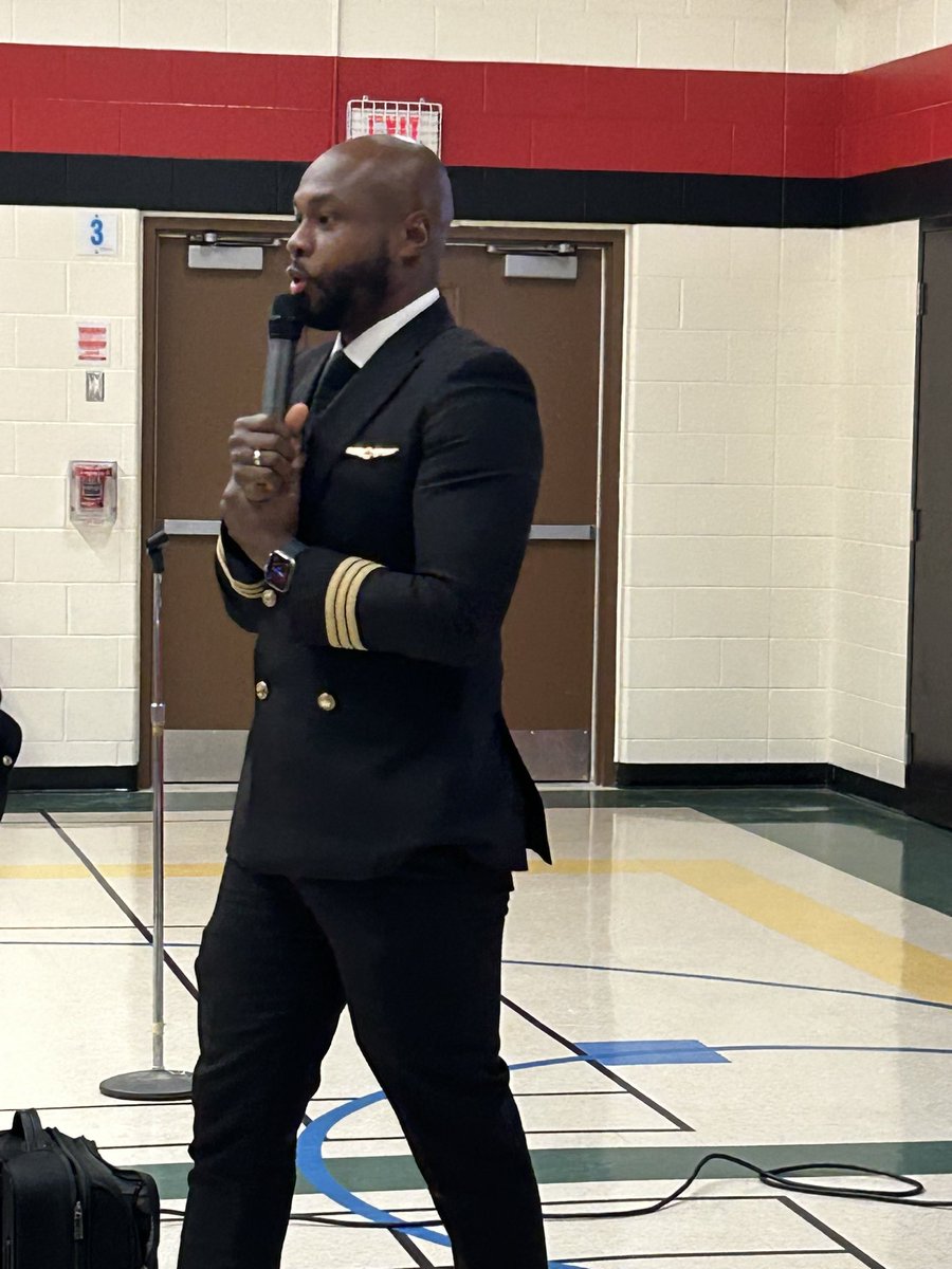 AndreaDewar's tweet photo. Honoured to have pilot Damar Walker at Fallingdale Public School today. Falcons you can achieve your dreams: plan, take your time, be persistent and persevere @FallingdalePS Thanks @DLX_Pilot https://t.co/y0iKzFPnkO