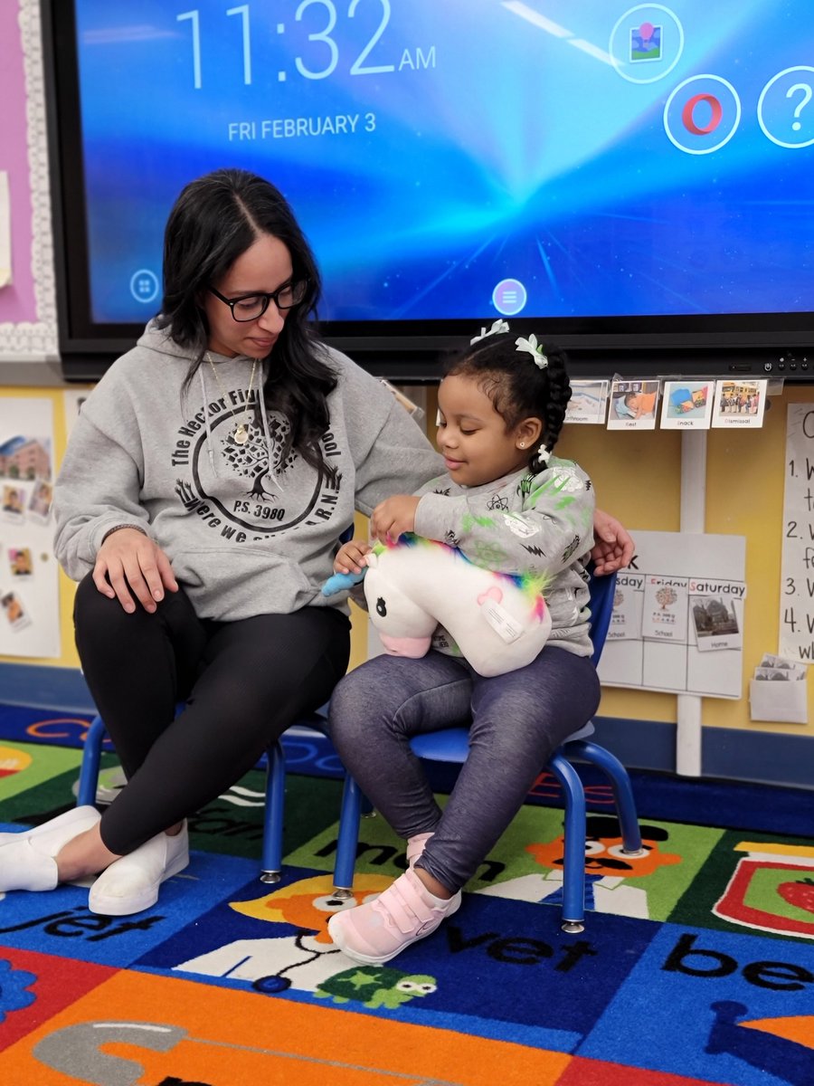 Show and tell makes Friday even better as we learn more about our friends. We are also practicing asking questions and making comments! <a href="/nycdistrict30/">District 30</a> @30Q398 #weallLEARN