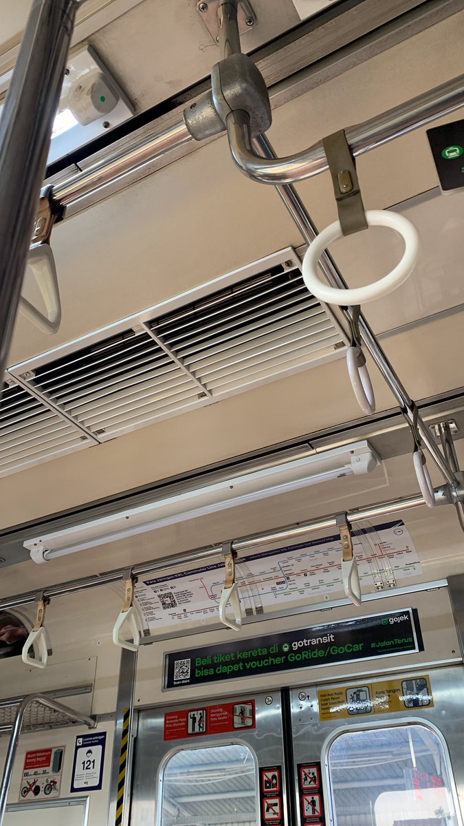 Jalur Depok Bogor | JDB (@jalurdepokbogor) on Twitter photo Terjadi gangguan KA di stasiun Cilebut. Tiba-tiba listrik padam dan belum bisa dilakukan perjalanan <a href="/CommuterLine/">KAI Commuter</a> Terjadi gangguan KA di stasiun Cilebut. Tiba-tiba listrik padam dan belum bisa dilakukan perjalanan <a href="/CommuterLine/">KAI Commuter</a>