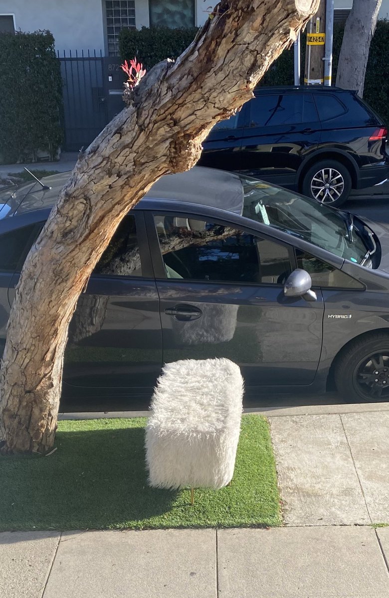 katywellhousen's tweet photo. i put this bench out on this exact curb over a year ago and it was gone within hours, but today it just showed up again lmao https://t.co/jR0DC8PiA9