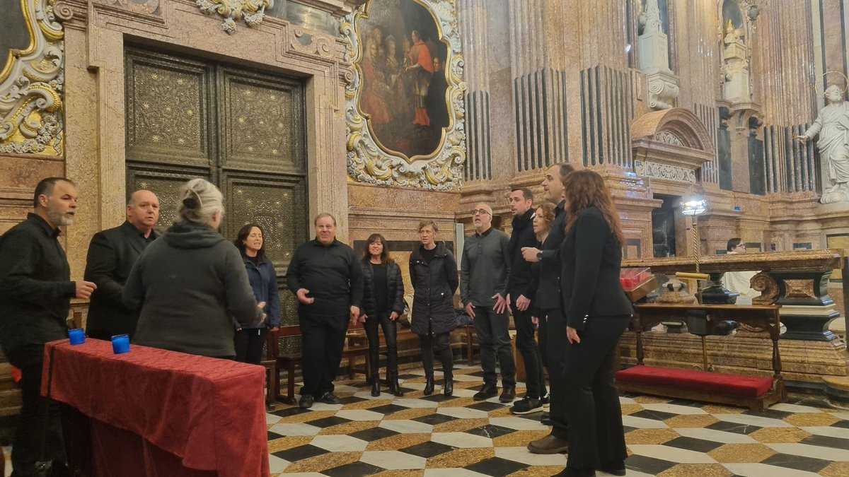 meritxellroige's tweet photo. I com és tradició, a la mitja nit del 24 al 25 de març, a la Catedral de #Tortosa celebrem la Baixada de la Cinta, enguany acompanyats de la música del @CORFLUMINE https://t.co/T6KAfFTZ4G