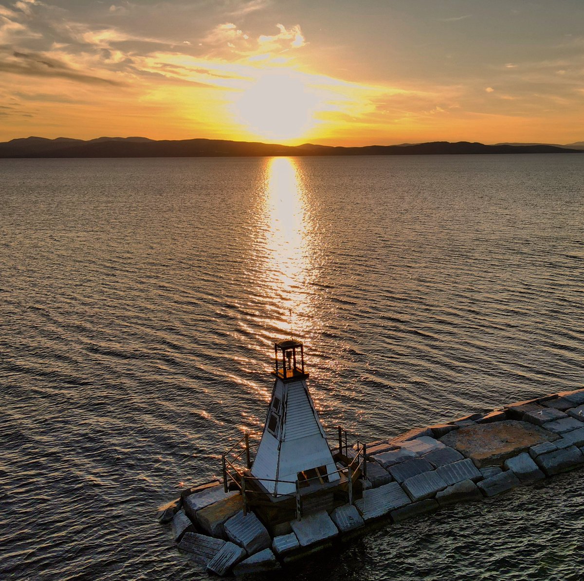 edcolemangolf's tweet photo. The first Friday of spring.
.
#vt #vermont #sunset #igsunset #shore #lake #lighthouse #drone #dronephotography #friday #TGIF #getoutside https://t.co/Spm18U6Rn7