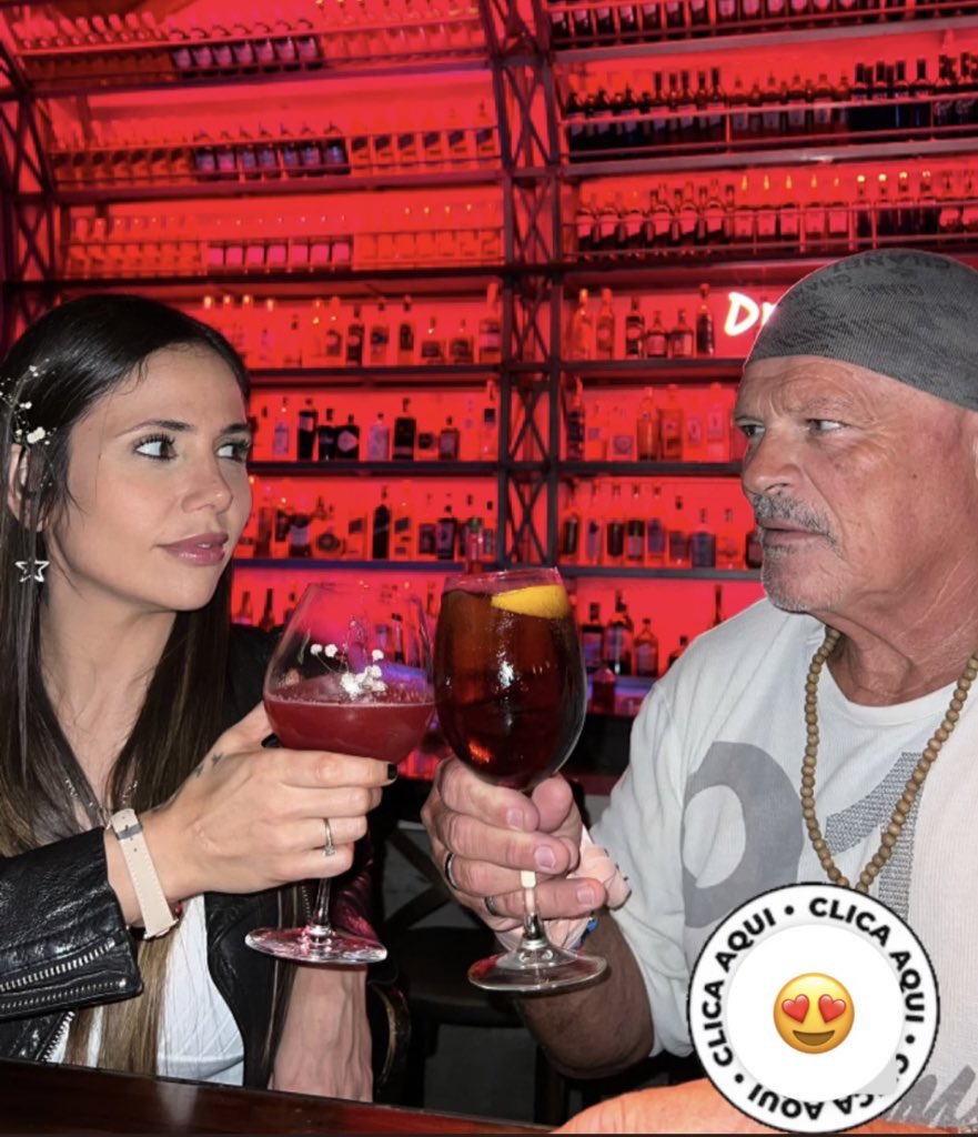 en el bar preparándonos para a analizar quiénes están en una primera cita, quiénes son amigos y quiénes novios