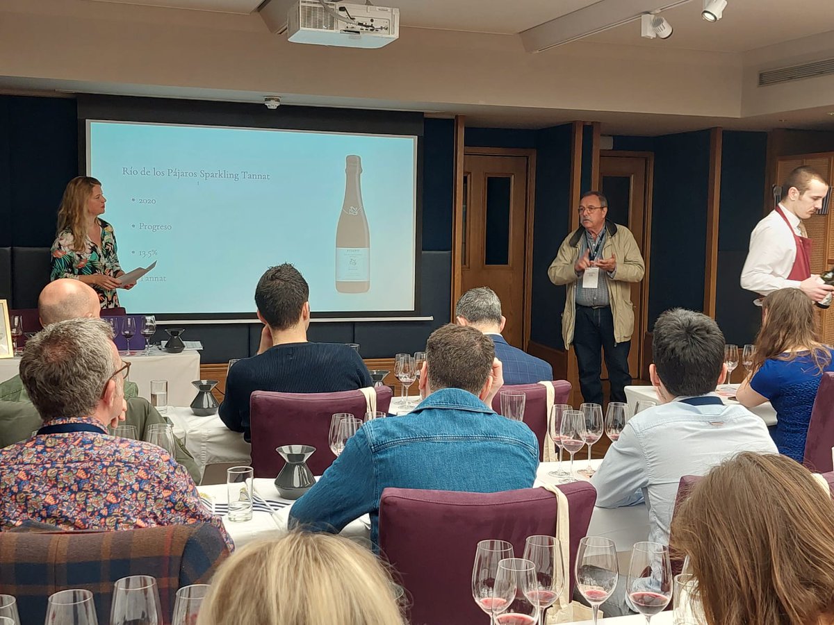Pisano Wines Uruguay (@pisanowinesuy) on Twitter photo Degustación de vinos uruguayos para profesionales, en Londres.
Organizado por <a href="/amanda_tweeter/">Amanda Barnes</a> e INAVI en @67pallmall
Con la presencia de un grande 😎: Daniel.
Los vinos de Pisano en su vendimia número 100 dicen presente. 🍷🇺🇾💯
<a href="/UruguayWine/">Uruguay Wine</a> @vinos_uruguay <a href="/BdelU/">Bodegas del Uruguay</a> <a href="/UruguayXXI/">Uruguay XXI</a> Degustación de vinos uruguayos para profesionales, en Londres.
Organizado por <a href="/amanda_tweeter/">Amanda Barnes</a> e INAVI en @67pallmall
Con la presencia de un grande 😎: Daniel.
Los vinos de Pisano en su vendimia número 100 dicen presente. 🍷🇺🇾💯
<a href="/UruguayWine/">Uruguay Wine</a> @vinos_uruguay <a href="/BdelU/">Bodegas del Uruguay</a> <a href="/UruguayXXI/">Uruguay XXI</a>