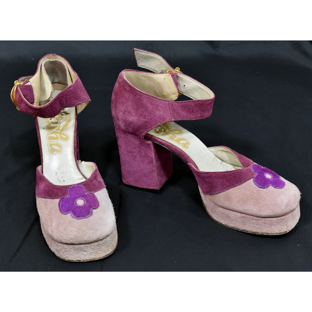 Suede platform shoes, 1970s
#vintagestyle #shoes #1970s
