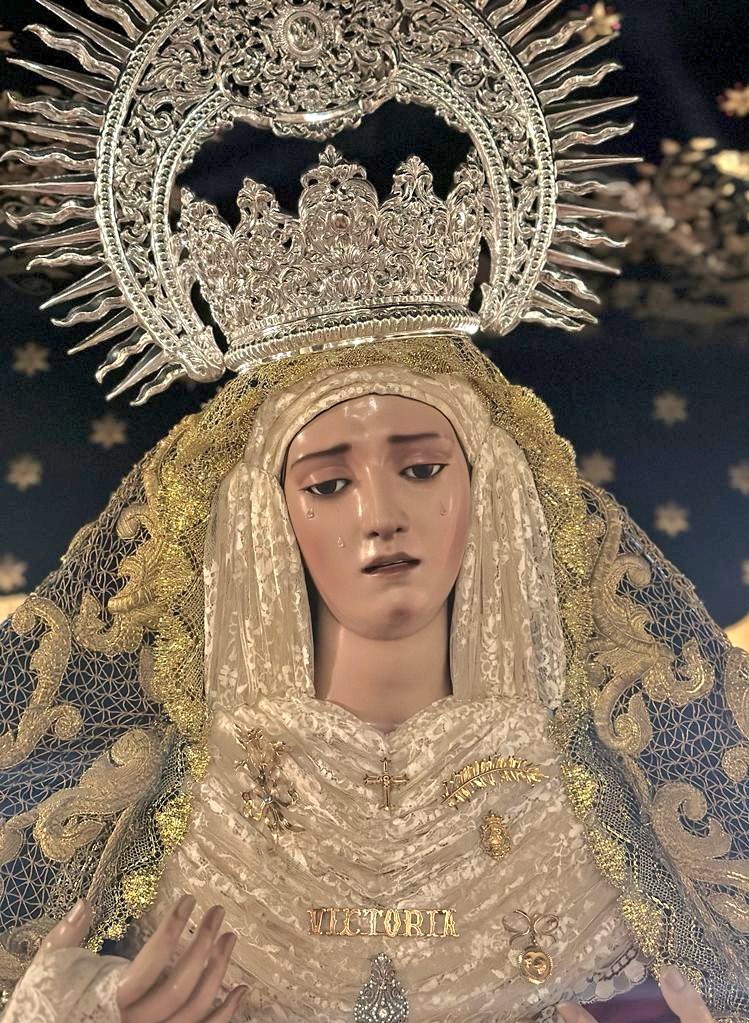 Así aparece María Santísima de la Victoria, ataviada para el próximo #DomingodeRamos
Enhorabuena a Priostia, sus Camareras y su Vestidor, D. Antonio Bejarano <a href="/abejaranito/">Antonio Bejarano</a> 
📷: Álvaro Toro García 
<a href="/alvarotoro94/">alvaro</a> 
#SaludyVictoria