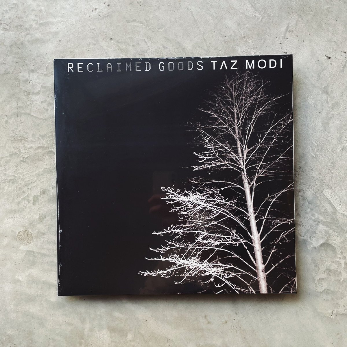 Taz Modi – Reclaimed Goods [LP]

UKのピアニスト、Taz Modi。
# 1は坂本龍一を思わせる美しいピアノの旋律と余白が印象的。
# 4はピアノの個体から鳴る音をパーカッシブに、エレクトロニカのテイストで演出している。
ジャンルを縦横無尽に飛び越え、ピアノの様々な表情をありありと表現している