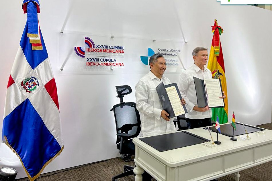 ClaudioMarte's tweet photo. Bolivia y República Dominicana estrechan lazos diplomáticos bilaterales, suscribieron acuerdo bilateral de exención de visado para portadores de pasaportes diplomáticos y oficiales; y un memorándum de entendimiento para establecer un mecanismo de consultas políticas. @MIREXRD https://t.co/ip5aEQ5MFS