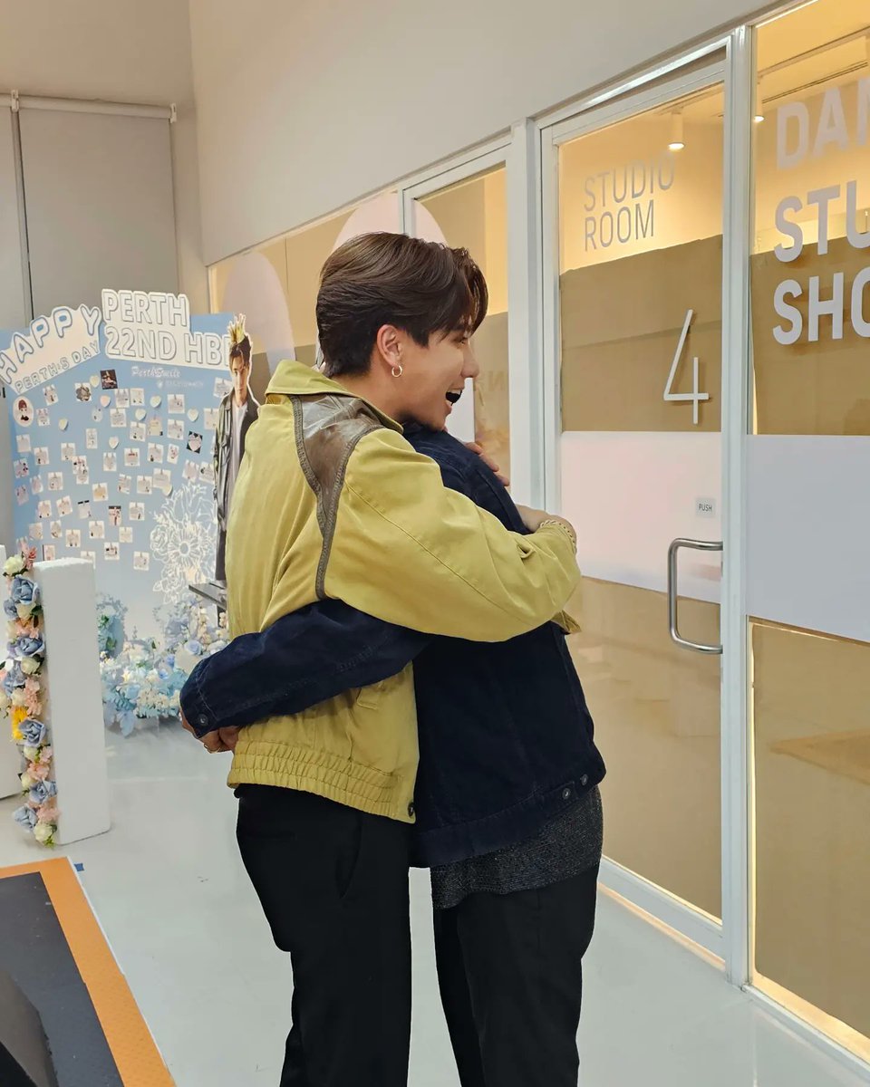 waruncle's tweet photo. เพิร์ธบอก พี่วอร์ไม่ได้เจอกันนานมากพี่ สบายดีมั้ยพี่?  5 รอบ เอิ่มมมม...@perthppe 🖤
HBD นะครับ ดัง ดัง ปัง ปัง
พี่เขียนนิยายวายเพราะหนูเลยนะ #เธอคือแรงบันดาลใจ 🖤 คุณเพิร์ธ
#PERTH22ndStory  #perth22ndbirthday #kdppe🖤🐯 https://t.co/DxBOBYp6m0