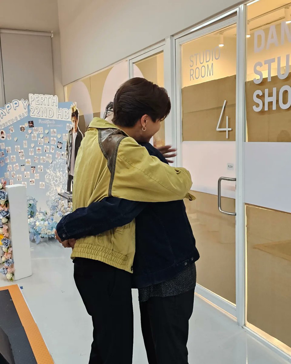 waruncle's tweet photo. เพิร์ธบอก พี่วอร์ไม่ได้เจอกันนานมากพี่ สบายดีมั้ยพี่?  5 รอบ เอิ่มมมม...@perthppe 🖤
HBD นะครับ ดัง ดัง ปัง ปัง
พี่เขียนนิยายวายเพราะหนูเลยนะ #เธอคือแรงบันดาลใจ 🖤 คุณเพิร์ธ
#PERTH22ndStory  #perth22ndbirthday #kdppe🖤🐯 https://t.co/DxBOBYp6m0
