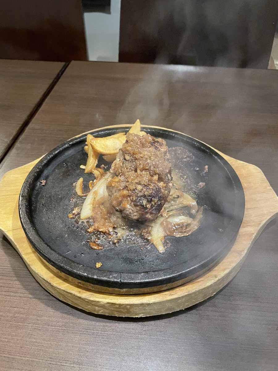 rca0u's tweet photo. @bozu_108 サムライ寿限無！全て地産地消で無添加の餃子とハンバーグが絶品。隠れ名店の１つ
店主の人柄が良くてその方目当てで来るお客さんがかなり多い。最近だと予約した方が座れる。
Instagramはhttps://t.co/dFignkaaCd https://t.co/jK4VJAswDQ