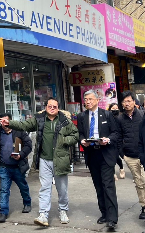 AMLesterChangNY's tweet image. Just finished walking 8th Ave between 55th-65th St, meeting over 75 store merchants. We discussed important issues:

1-Public Safety 
2-Unlicensed Street Vendors
3-Street Sanitation 

There’s a lot of work ahead of us, but we&apos;re committed to making progress. 

 #LocalIssues