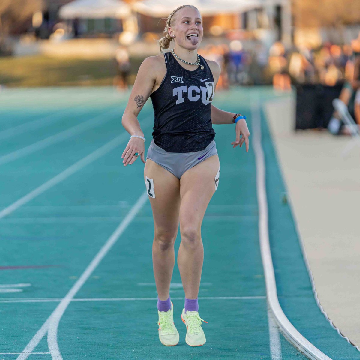 Gracie Morris runs the 𝙛𝙖𝙨𝙩𝙚𝙨𝙩 time in the country this season in the 1500m!! She places first with her season-best time of 4:17.93 😈 #GoFrogs | @ggraciemorris