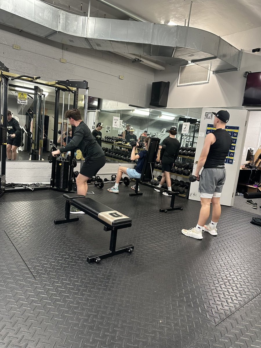 Bronco_DHS_Base's tweet image. A great afternoon of BP followed up by some time in the Iron Stable. 10 days till first pitch  #ONEgoal #differentculture #differentmindset #buyyourticket