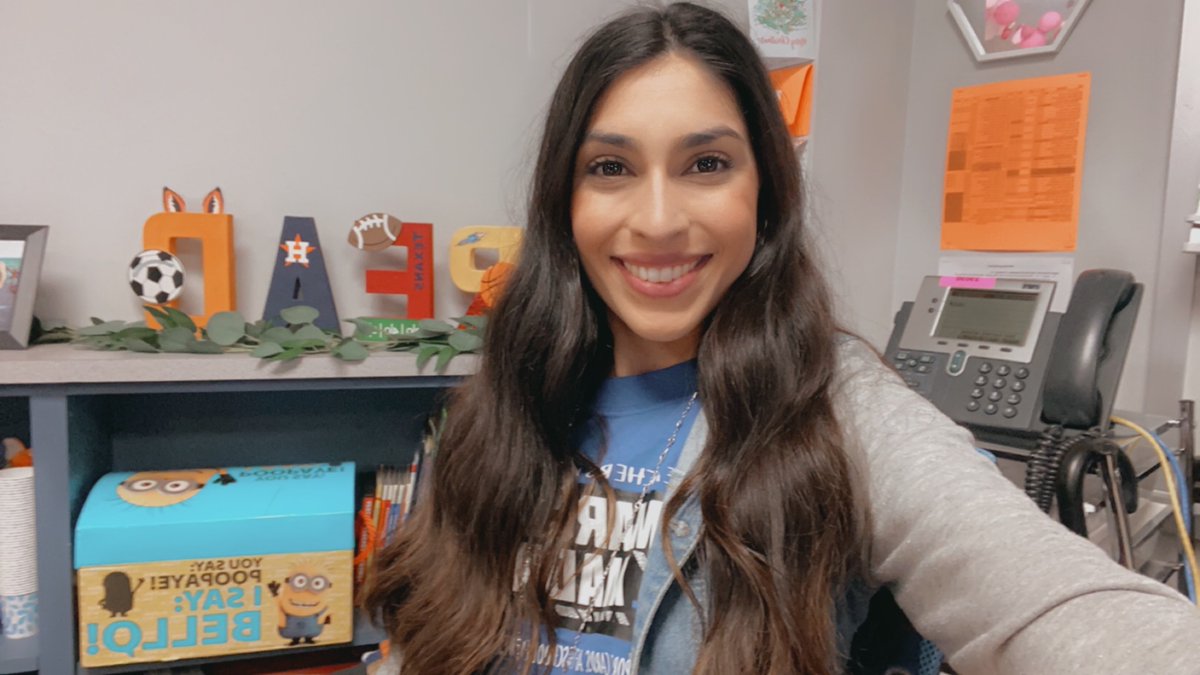 JMOLIVA18's tweet image. Loved today’s theme for our LAR CC meeting! Without me knowing, I wore my “teachers know March Madness” tee! This UH game though 🥹 #uofh 🐾