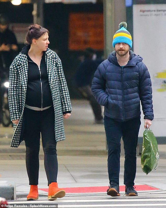 Quadratin_'s tweet photo. ¡#HarryPotter será papá! 🥲😱⚡️

El actor, #DanielJacobRadcliffe, fue captado con su novia Erin Darke y esperan un bb ❤️👶🍼

📸: @El_Traslador https://t.co/2IFFNlr5oR