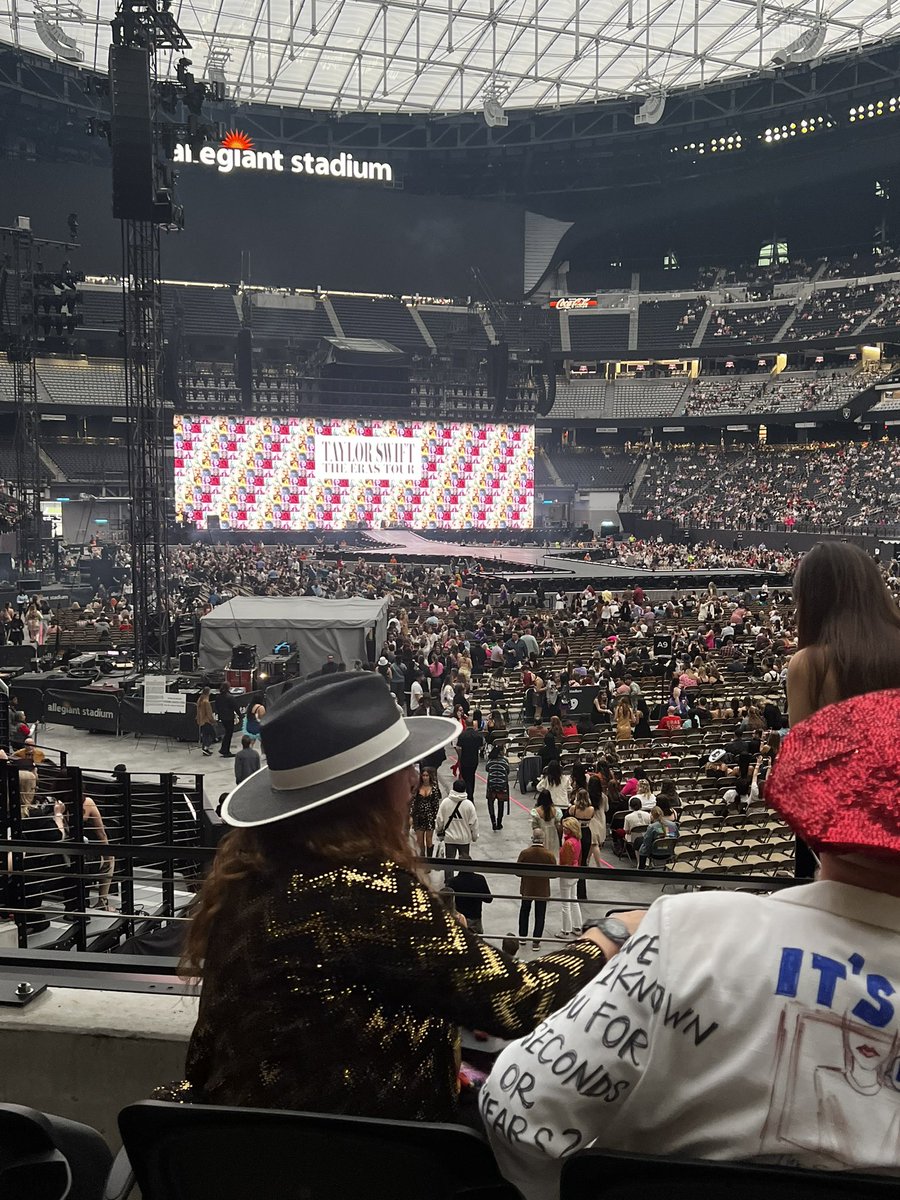 Hollydota's tweet photo. Still not sure what I did to deserve a seat this perfect #TSTheErasTourLasVegas https://t.co/JwABfxHCrC