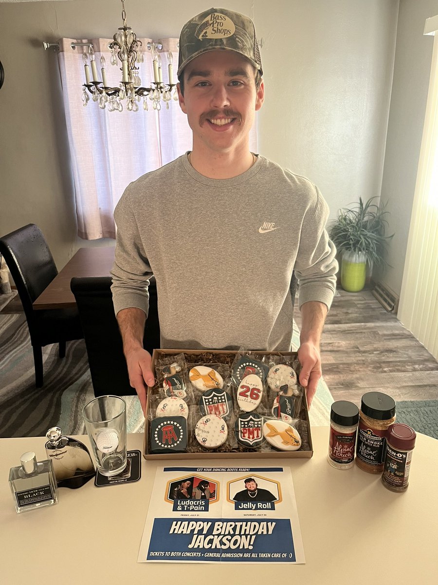JacksonBinstock's tweet photo. Birthday present from @moerkerke_abby featuring homemade @PardonMyTake cookies🔥🎂 https://t.co/ILdmKUNclz