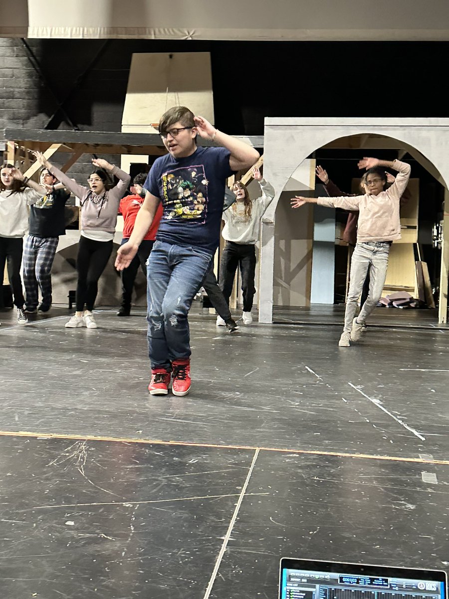 StaggMusical's tweet image. The fish of #BikiniBottom would like to wish everyone a 'Happy Spring Break'. #stagghs #d230proud