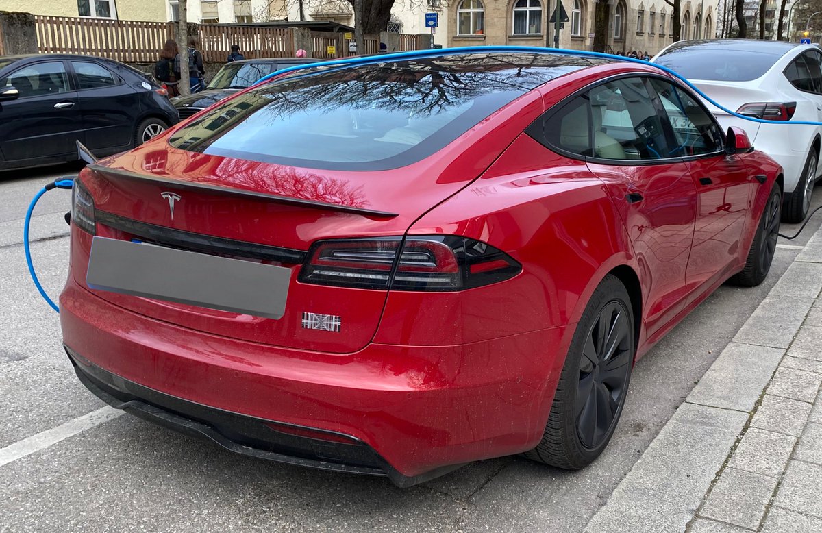 LucWaterlot's tweet image. OMG 😲 😱 😲 😱 
#Tesla #ModelSPlaid 🤩🤩🤩
That kind of loading 🤣🤣🤣
📸 : @FutureMartian42