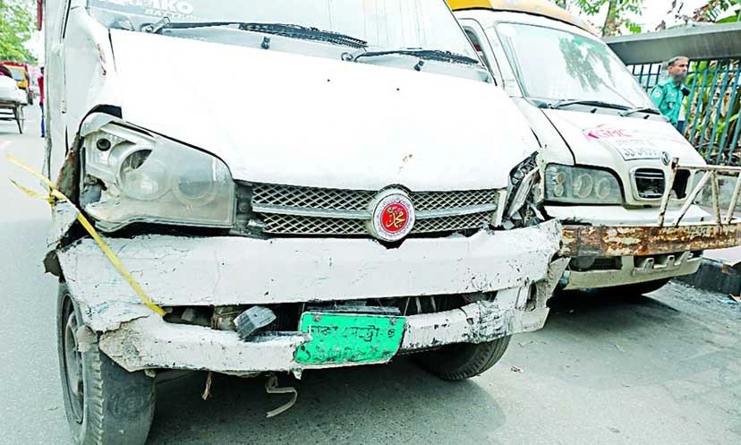 রাজধানীতে পরিবহনে নৈরাজ্য, ভাঙাচোরা নিষিদ্ধ লেগুনা চলছে ‘বীরবেশে’